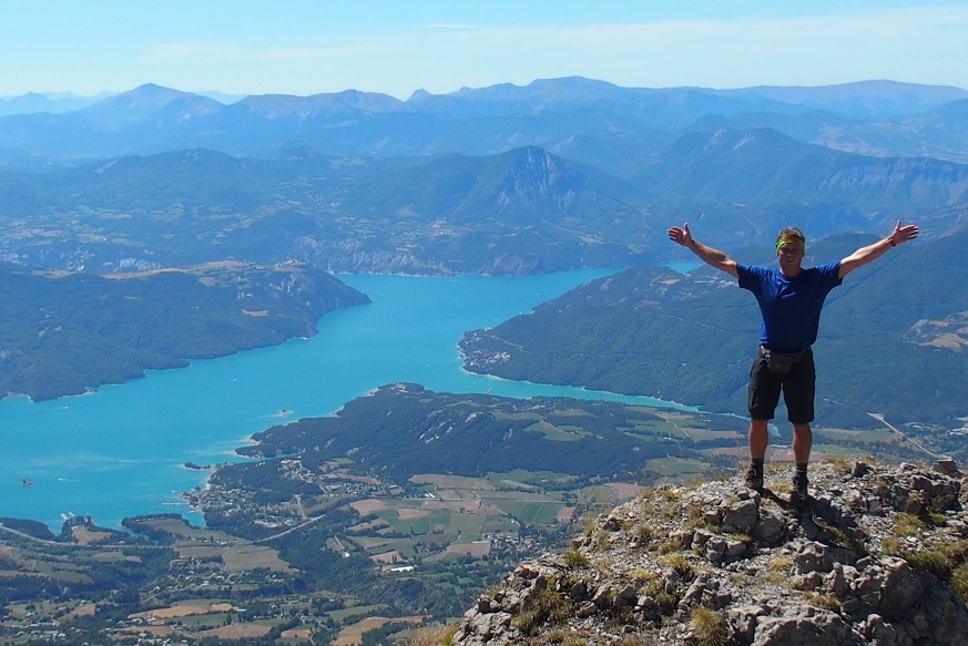 Lacs et montagnes dans les Alpes du Sud